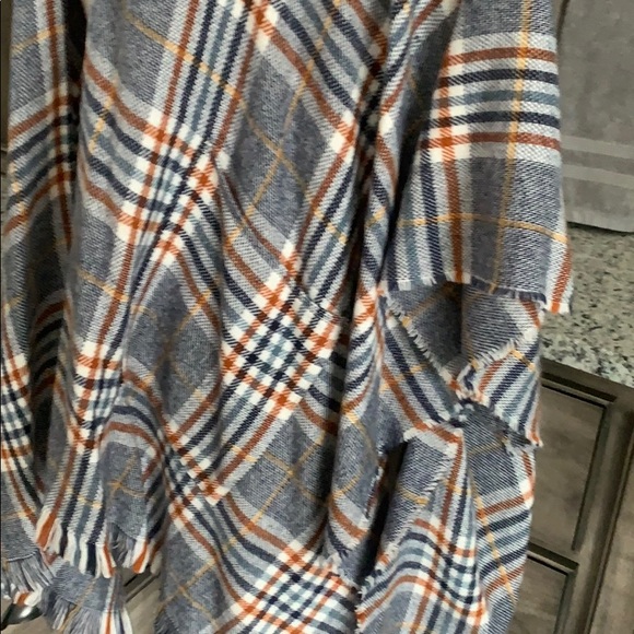 Poncho - Picture 4 of 10